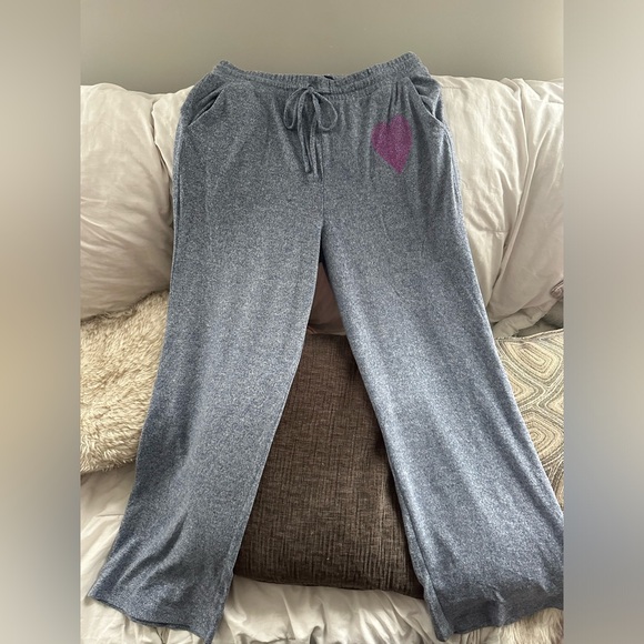 EUC SIZE MED SET soft&cozy sweatpant set embellished heart detail on top &bottom - Picture 4 of 7